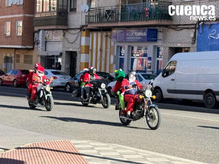 Cuenca se llena de alegría y solidaridad con la tradicional 'Papanoelada Motera'