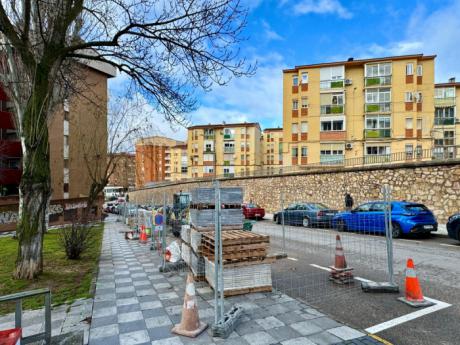 El Plan de Mantenimiento Urbano llega a Eras del Tío Cañamón con trabajos de arreglo del baldosado