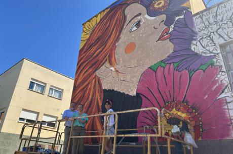 Arte y compromiso social se unen en el nuevo mural del Centro Social de Villa Román