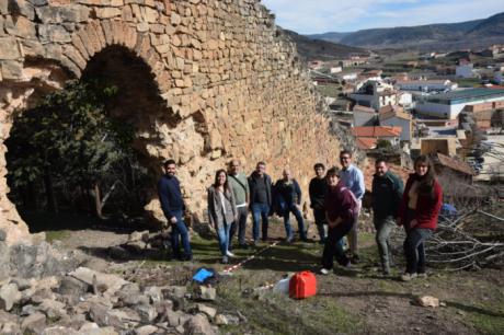Arranca la recuperación de la Puerta del Rey y los lienzos de la muralla de Cañete