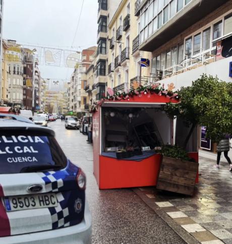 Una furgoneta choca contra una caseta del mercado navideño