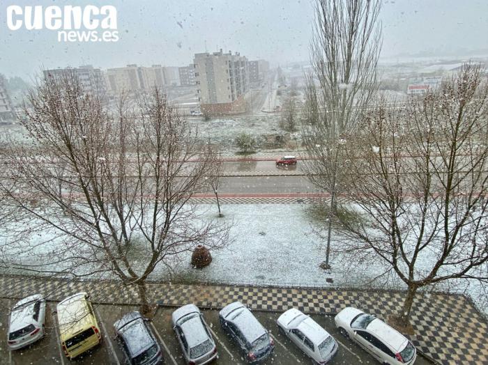 La nieve llega a Cuenca por primera vez en primavera y condiciona la circulación