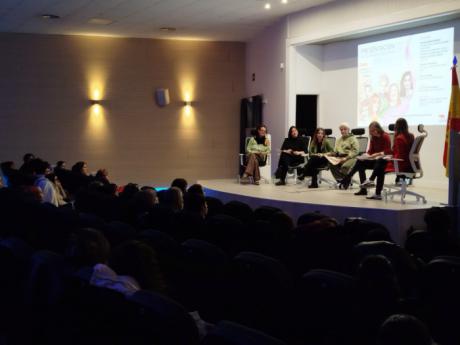 El Calendario de Mujer 2025 presentado en Cuenca da visibilidad a las mujeres del teatro