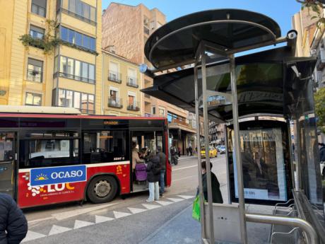 Instalada una nueva marquesina de autobús en la Plaza de la Hispanidad de Cuenca