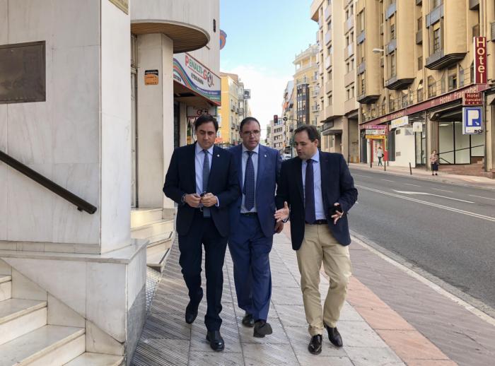 El candidato a la Presidencia del PP-CLM, Francisco Núñez, visita la sede del PP de Cuenca