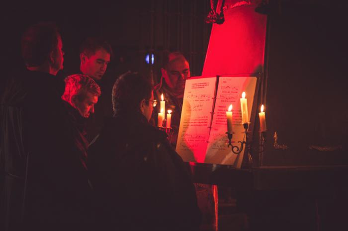 El Coro Alonso Lobo representó entre velas y penumbra su ‘Oficio de Tinieblas’ en el Monasterio de Uclés