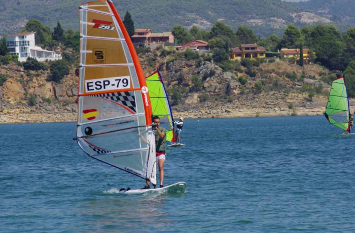 Jóvenes castellanomanchegos finalizan un curso de formación deportiva de vela y windsurf en Entrepeñas