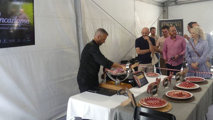Conferencias, cortadores de jamón, catas y showcooking cierran este domingo FERACAM