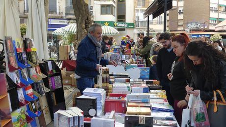 La plaza de la Hispanidad acoge el Día del Libro en Cuenca con diez horas de actividades literarias