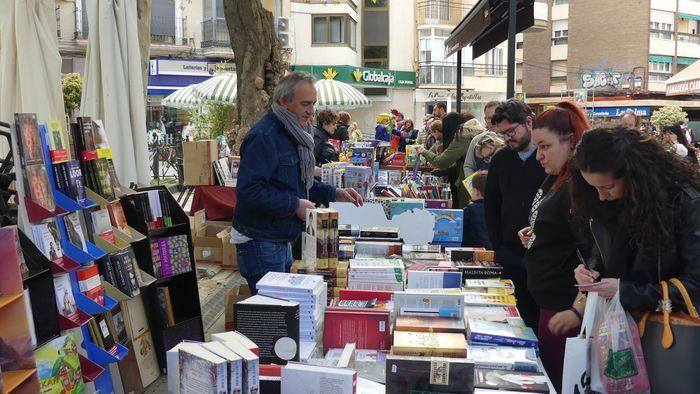 Librerías y autores salen a la calle en Cuenca para celebrar el Día del Libro