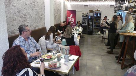 Una quincena de personas participan en la cata maridaje del restaurante Cuatro Sabores