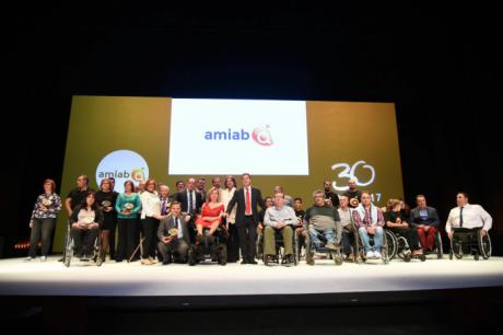 El presidente de Castilla-La Mancha valora la capacidad de superación y la lucha por la inclusión social y laboral que caracterizan a AMIAB 
 