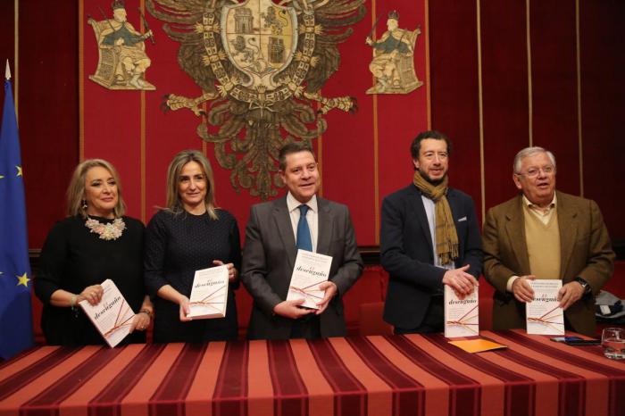 García-Page reconoce en el libro ‘El Desengaño’, de Jáuregui y Quevedo, un “mensaje de optimismo que remueve la conciencia del país”