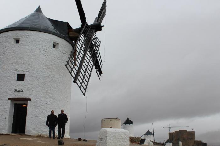Castilla-La Mancha muestra su apoyo y colaboración para recuperar los Molinos de Viento de Consuegra, un “símbolo de nuestra región”