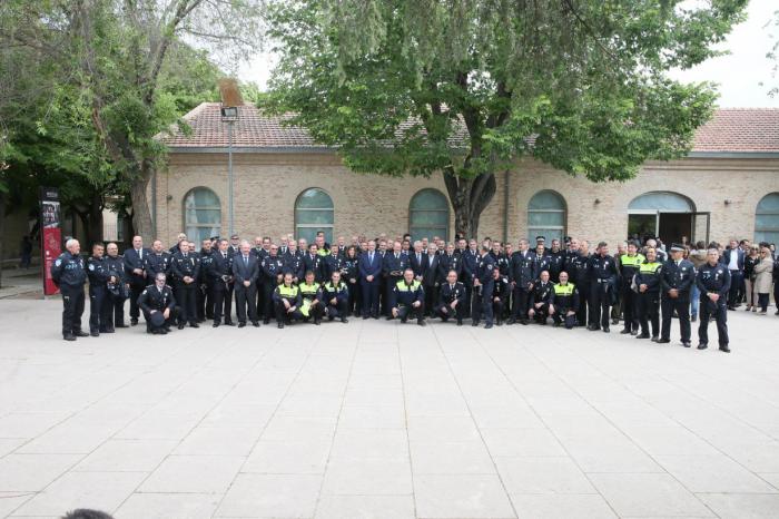 El Gobierno regional ha reconocido a 98 policías locales por los méritos en el cumplimiento de sus funciones o por la permanencia en el servicio