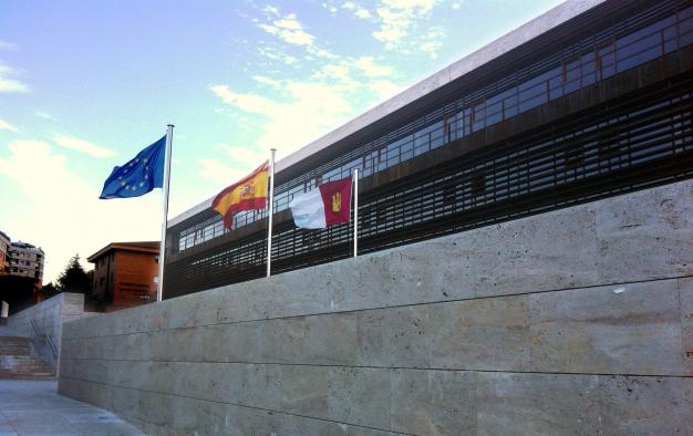 Castilla-La Mancha suscribe un convenio de colaboración con el sector energético para la protección de las personas consumidoras