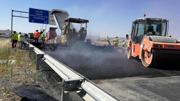 El Gobierno regional ha invertido más de cinco millones de euros esta legislatura para la renovación del firme de la Autovía de los Viñedos