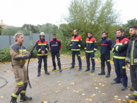 La Escuela de Protección Ciudadana forma a una veintena de bomberos en intervenciones que impliquen riesgo eléctrico