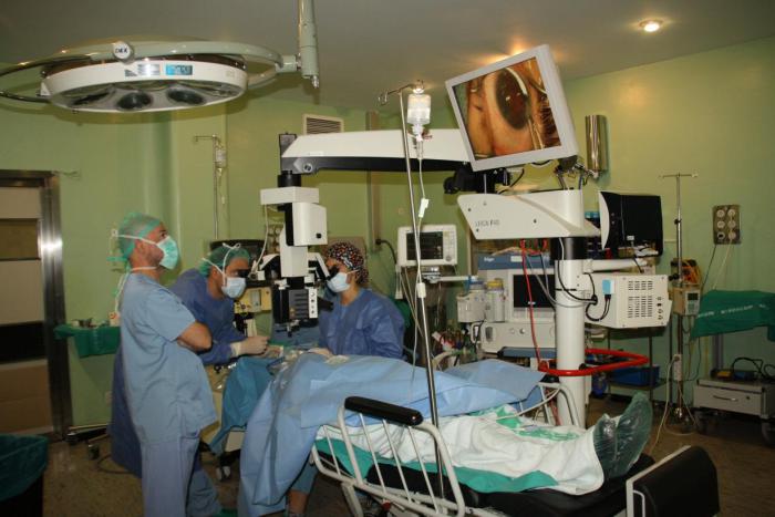 El Virgen de la Luz comienza a realizar implantes microscópicos para la cirugía de glaucoma