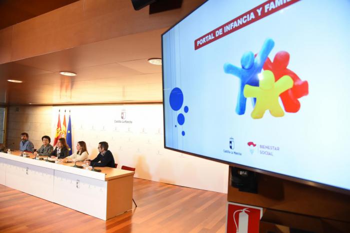 El Gobierno regional presenta el Portal de Infancia y Familia que nace para atender y apoyar a las familias de Castilla-La Mancha