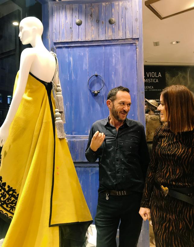 Se promociona el arte del diseño de moda de la mano de Ulises Mérida en la Oficina de Castilla-La Mancha en Madrid