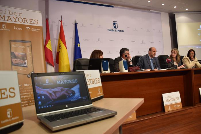 El Gobierno de Castilla-La Mancha dota de aula de informática a todos los centros de mayores de la red pública regional