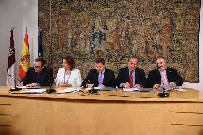 García-Page y los agentes económicos y sociales firman un pacto que pretende convertir a Castilla-La Mancha en la primera comunidad en paz social