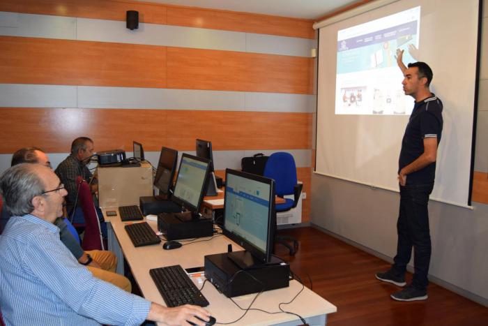 El Gobierno de Castilla-La Mancha ha llegado a 470 personas mayores de 55 años en el último trimestre a través de su Programa CapacitaTIC+55