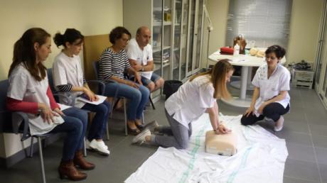 Una treintena de profesionales participan en un curso sobre reanimación cardiopulmonar en el Centro de Salud de San Clemente