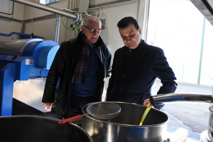 El consejero de Agricultura, Agua y Desarrollo Rural, Francisco Martínez Arroyo, visita la almazara de producción ecológica 'Torres de Medina'