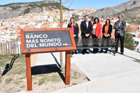 El Museo de Paleontología de Castilla-La Mancha instala el ‘segundo banco más bonito del mundo’