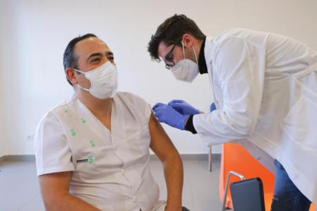 Castilla-La Mancha ha iniciado hoy la vacunación del personal del sistema sanitario regional frente al SARS-Cov2