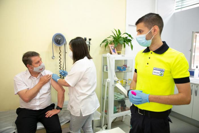 García-Page anuncia que la vacunación para las personas con edades entre los 40 y 49 años se adelanta a mañana