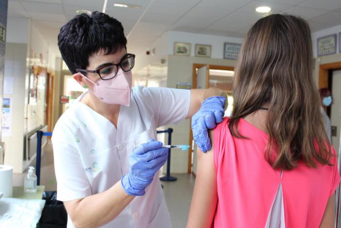 El 63,1 por ciento de las personas de entre 12 y 19 años ya ha recibido una dosis de la vacuna contra el COVID-19 en Castilla-La Mancha