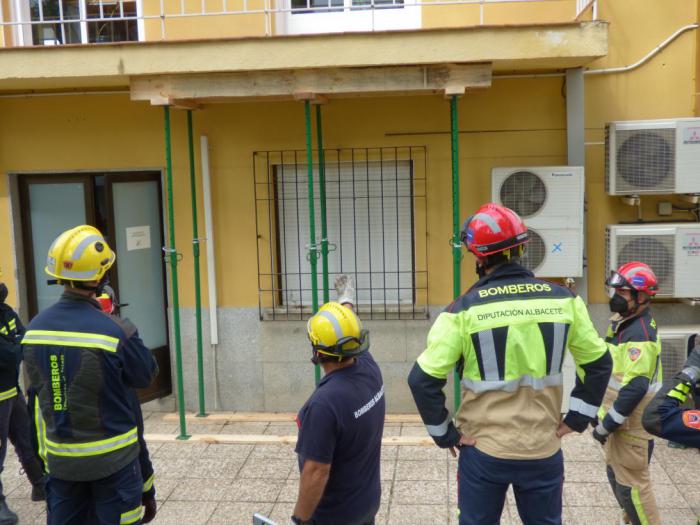 Integrantes de los cuerpos de bomberos de la región aprenden técnicas de apuntalamiento de emergencia para actuar en casos de derrumbe