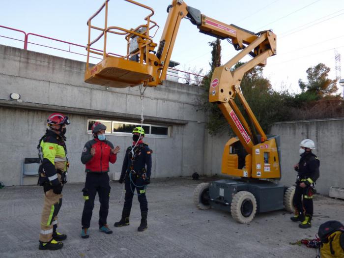 Integrantes de los parques de bomberos de toda la Comunidad Autónoma se forman para intervenir en situaciones de tentativa de suicidio 