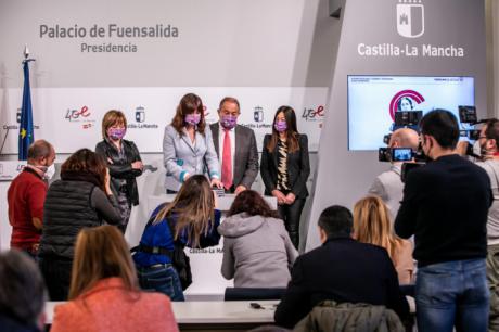 Junta y UCLM ponen en marcha la ‘Cátedra Clara Campoamor’ para impulsar la igualdad, luchar contra la violencia de género y promover el respeto a la diversidad sexual