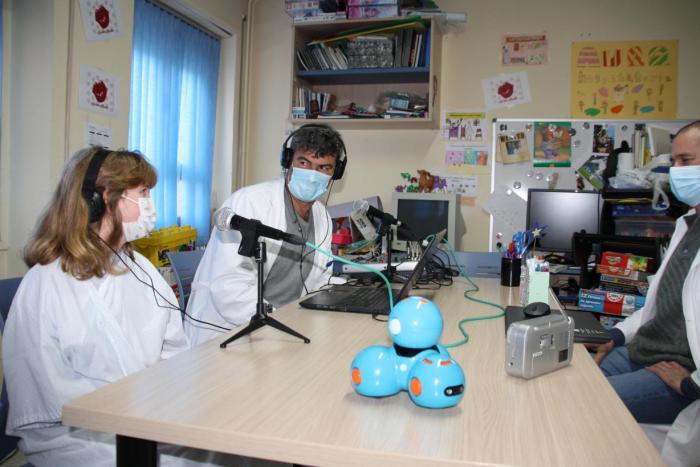 El Aula Hospitalaria del ‘Virgen de la Luz’ pone en marcha un programa de radio para las niños ingresados en Pediatría 