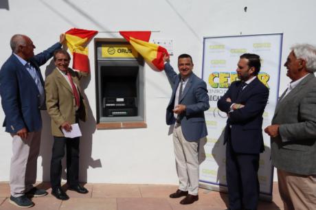 El primer cajero automático de los 100 que se instalarán en el medio rural se pone en marcha en Buendía 
