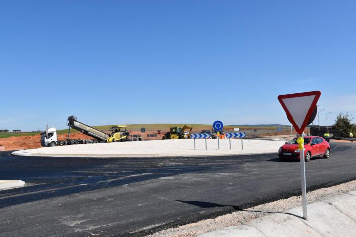 Fomento mejora la circulación viaria en Motilla del Palancar con la construcción de una nueva glorieta