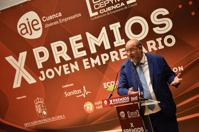El vicepresidente de Castilla-La Mancha, José Luis Martínez Guijarro, asiste a la ceremonia de entrega de los X Premios Jóvenes Empresarios de Cuenca