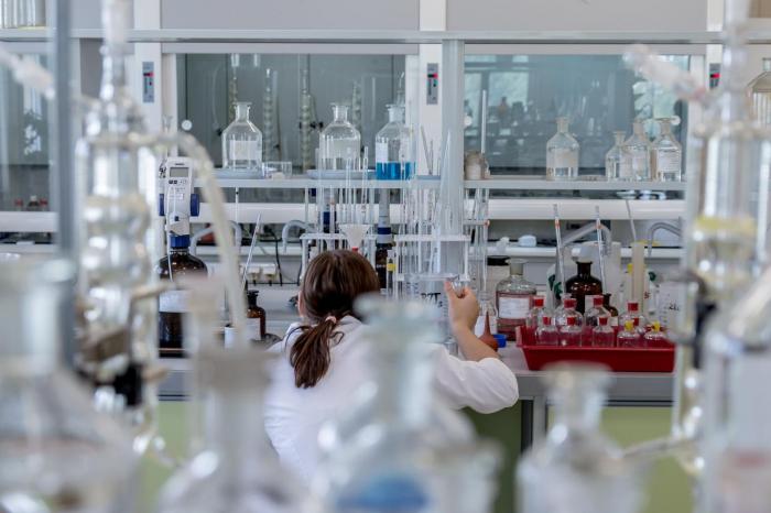 Castilla-La Mancha convoca 1,8 millones en ayudas para contratos de investigadores doctores cofinanciadas por el FSE+
