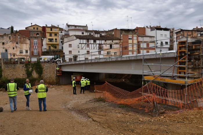 La reconstrucción del puente de la CM-215 en Landete entra en su recta final