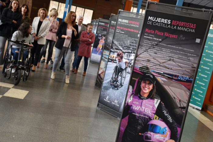 El Polideportivo El Sargal acoge una muestra sobre veinte referentes femeninos del deporte regional