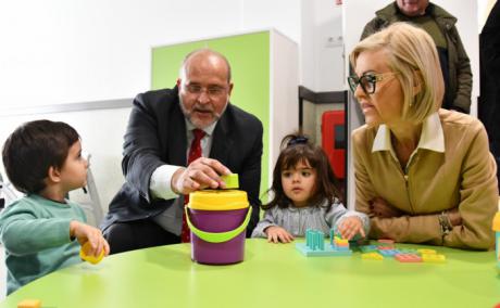 Landete inaugura su escuela infantil mientras la Junta anuncia mejoras educativas en Chillarón y Villarta