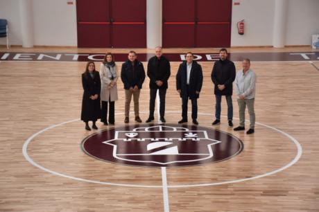 Álvaro Martínez Chana, presidente de la Diputación de Cuenca, y José Manuel López Carrizo, alcalde de Tarancón, durante la visita al pabellón Peña del Águila tras su remodelación, que ha contado con la colaboración de la Diputación.
