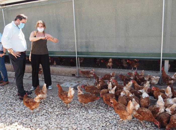 Paco Núñez visita la empresa motillana Granja Agas