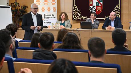 Las políticas de Trump, el crecimiento económico de España o el escaso I+D en Europa: el catedrático Rafael Pampillón analiza la economía mundial en la UCLM