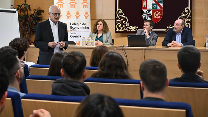 Las políticas de Trump, el crecimiento económico de España o el escaso I+D en Europa: el catedrático Rafael Pampillón analiza la economía mundial en la UCLM
