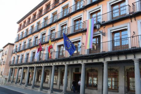 La Delegación del Gobierno de España en Castilla-La Mancha despliega la pancarta con los colores arcoiris